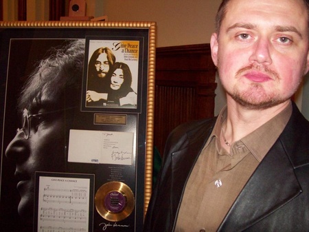 На фоне Ленонов снімаєтся пісатель