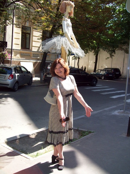 Київ, 02.07.09, перед початком прес-конф. в Главреді. Скульптура від Київської ландшафтної ініціатив