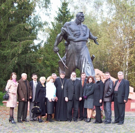 Гусятин, 26.09.08, традиційне фото біля пам'ятника Северину Наливайко
