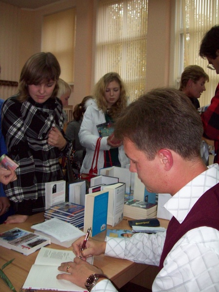 До Максима Кідрука черга дівчат