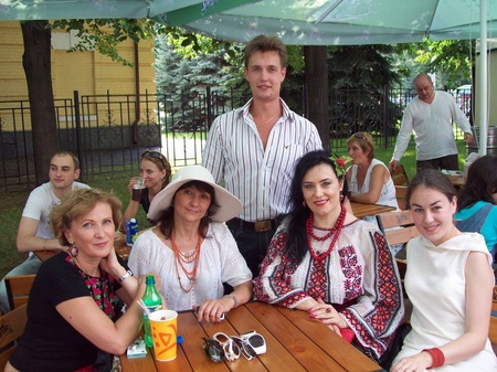 Ірен Роздобудько, Міла Іванцова, Тетяна Логуш, Юля Джугастрянська, стоїть Максим Кідрук