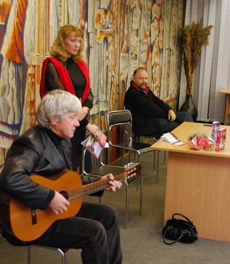 Роздобудько та Ігор Жук у "Літературній вітальні" Куркова, фото - Валентин Марченко