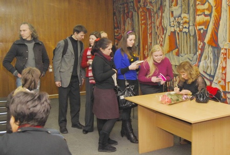 Ірен Роздобудько у "Літературній вітальні" Куркова, фото - Валентин Марченко